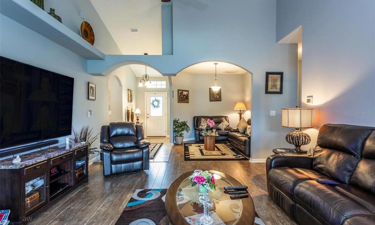 12 ROYALE Lane 10